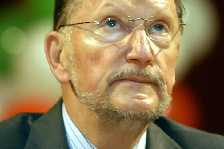 Съдът: Царят да върне 