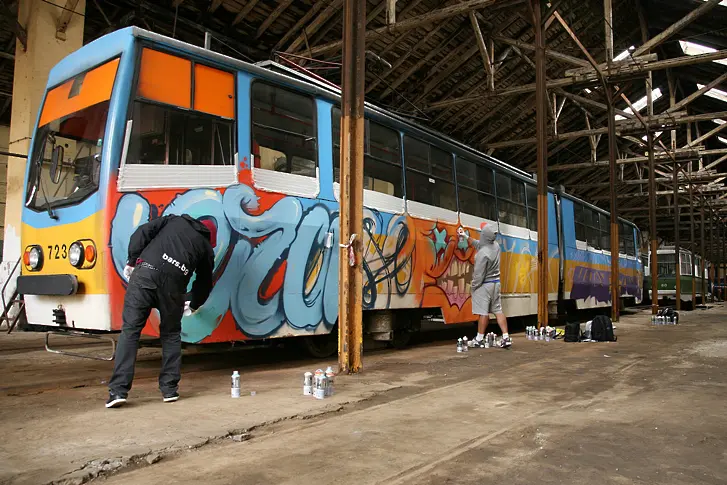 Изрисувани трамваи и други неща