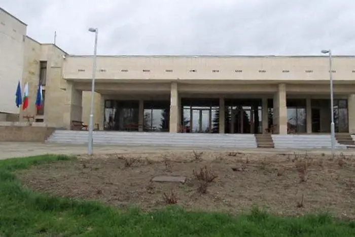 Депутатите с нови... тенис кортoве