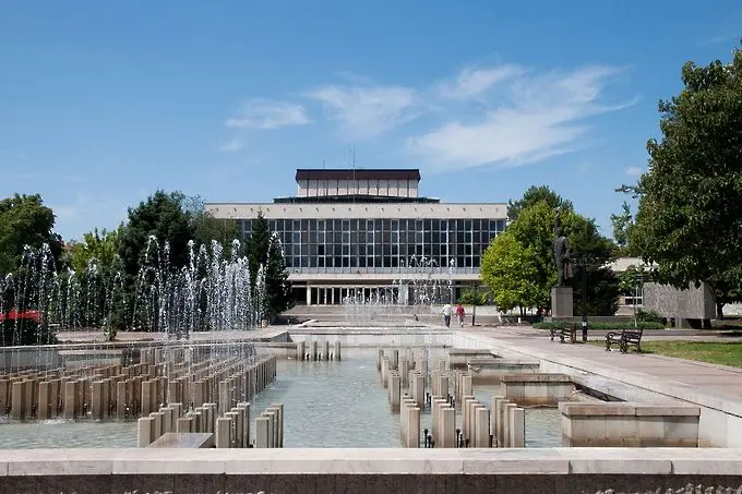 Кметът на Нова Загора ръси 50 кг захар против катастрофи