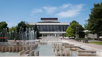 Кметът на Нова Загора ръси 50 кг захар против катастрофи