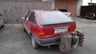 Челен опит: украинец смени бензина с дърва