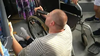 Скандални кадри как шофьор на автобус се гаври с инвалид