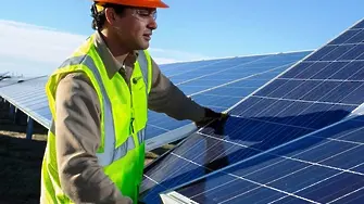 За 1000 евро + дълг. Българка купува 7 соларни парка от американци