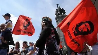 Кой стои зад 