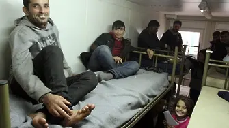 Съветът на Европа: България държи мигранти до месец в ареста