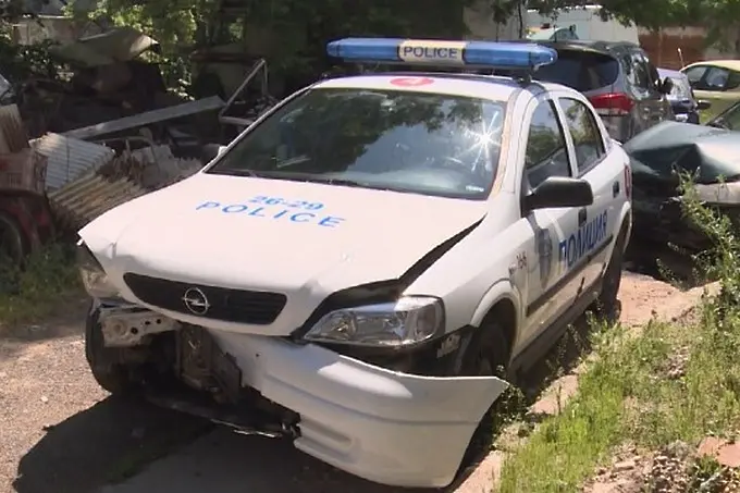 Мъж натопи жена си в полицията, тя смачка 2 патрулки