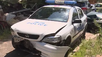 Мъж натопи жена си в полицията, тя смачка 2 патрулки