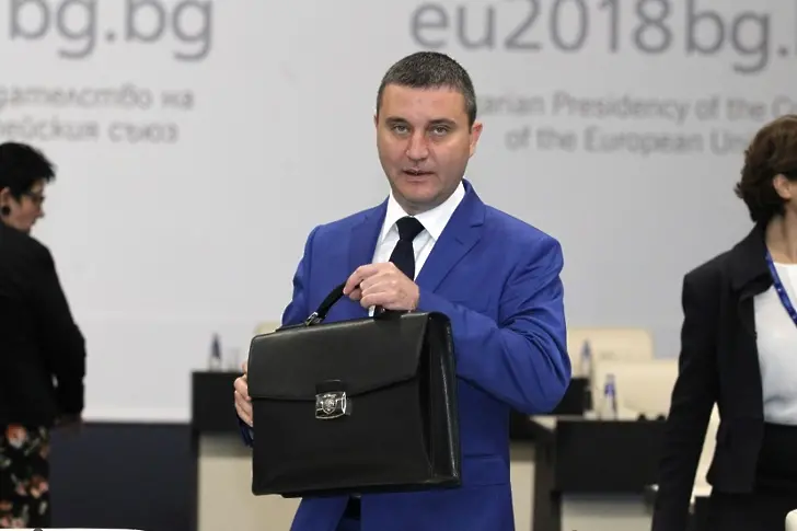 Нотариусите няма да искат бележка за платен данък МПС