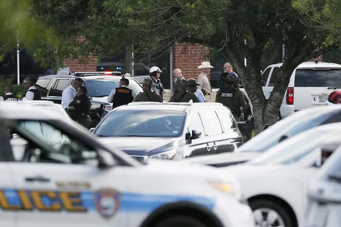 10 убити в училище в Тексас