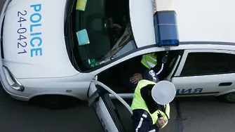 Нова: Полицаи са задържани за регистрация на крадени коли