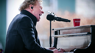 Не мечката... но Guns N'Roses ще играе у комшиите