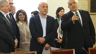 Всичко върви по плана на ГЕРБ: корабът потъва