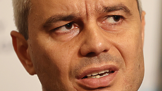 Стаята се обитава от „Демократична България“. Ако падне папка, бягайте!