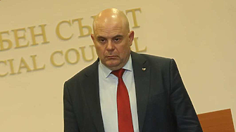 Прилича на война между организирани престъпни групи по върховете на държавата