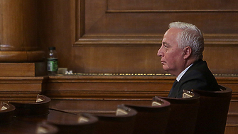 Не допуснаха възстановения с решение на КС председател на Сметната палата до работното му място