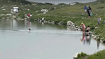 Дама влезе да се поизкъпе в едно от рилските езера