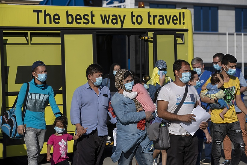 Гърция закрива три центъра за настаняване на мигранти - пести над 3,5 милиона евро