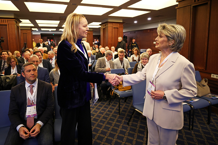 Стефка Костадинова запечата финансовия отдел в сградата на БОК след смяната й с Весела Лечева