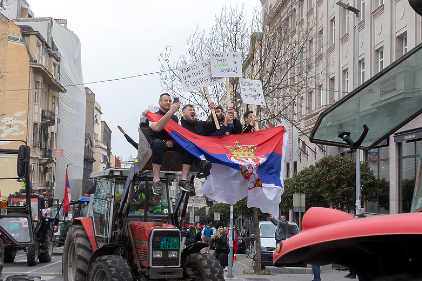 Кола се вряза в протестиращи в белградския квартал „Жарково“