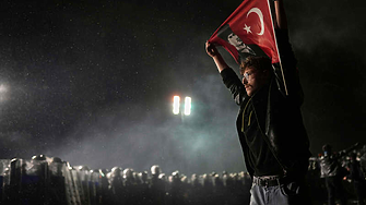 Поредна нощ на протести в Турция: още 41 задържани за