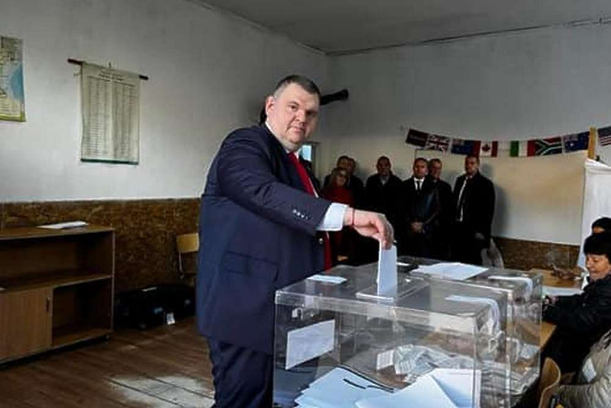 Изборите в Галиче - един човек пуска бюлетините. Печели ДПС - Ново начало