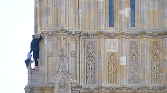 Мъж се изкачи на Биг Бен с палестинско знаме (СНИМКИ)