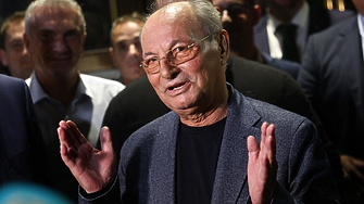 Танк минава през трабант. По какво си приличат ДПС на Доган и демократите в САЩ?