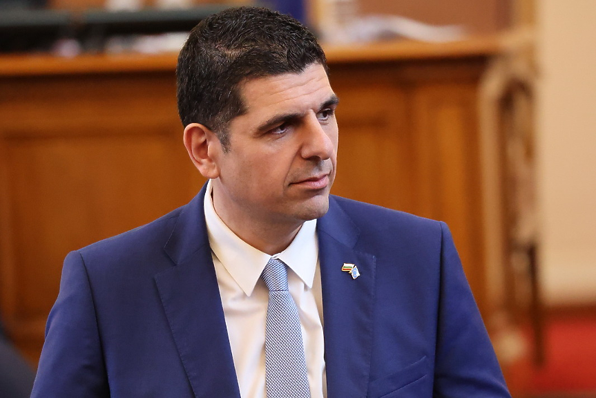 ДБ: Прокуратурата се управлява от Пеевски, а президентът му помага