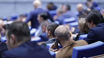 Бюджет 2025 е окончателно приет, с подкрепата на ДПС на Пеевски. Държавни бакалии в пощенските станции все пак ще има 