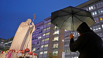 Папа Франциск е стабилен, зове за световен мир