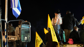 Тотална стачка на журналистите в Гърция - прекратиха новинарските емисии