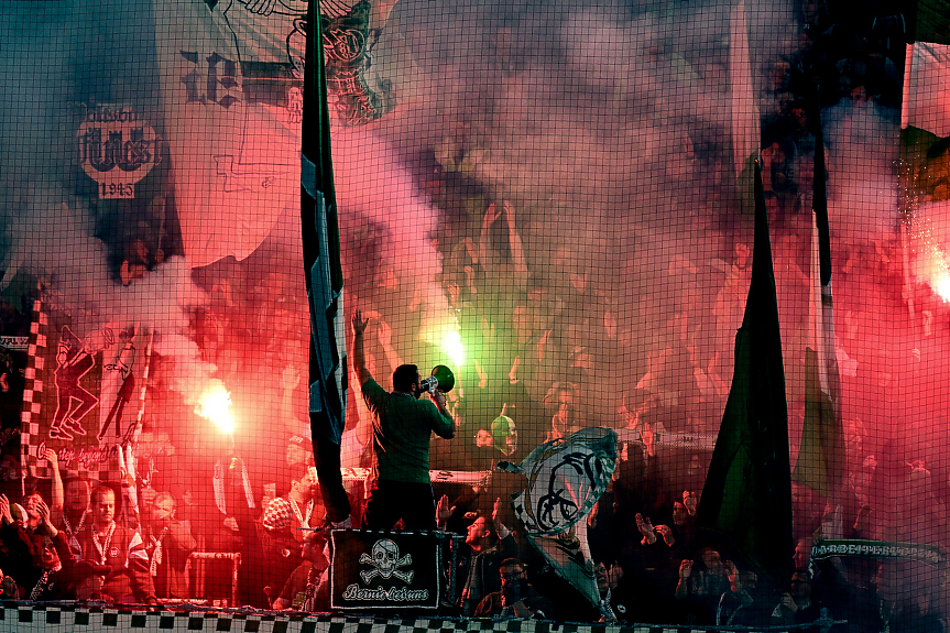 Двубой от Лига 1 във Франция бе прекратен заради пожар на трибуната