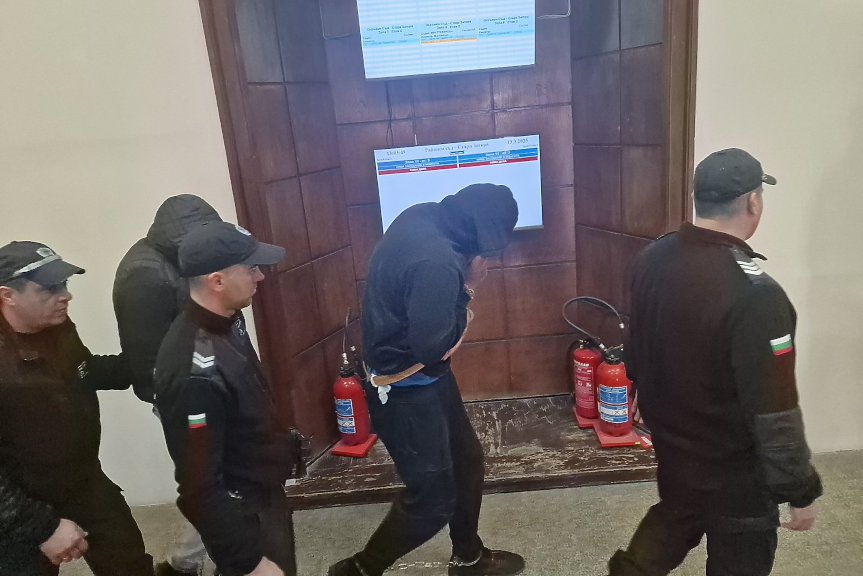 Душене и счупени с крак ребра... Арест и за двамата полицаи, убили 