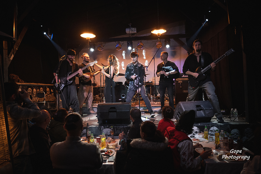 Фолк метъл концерт с... прасе? 