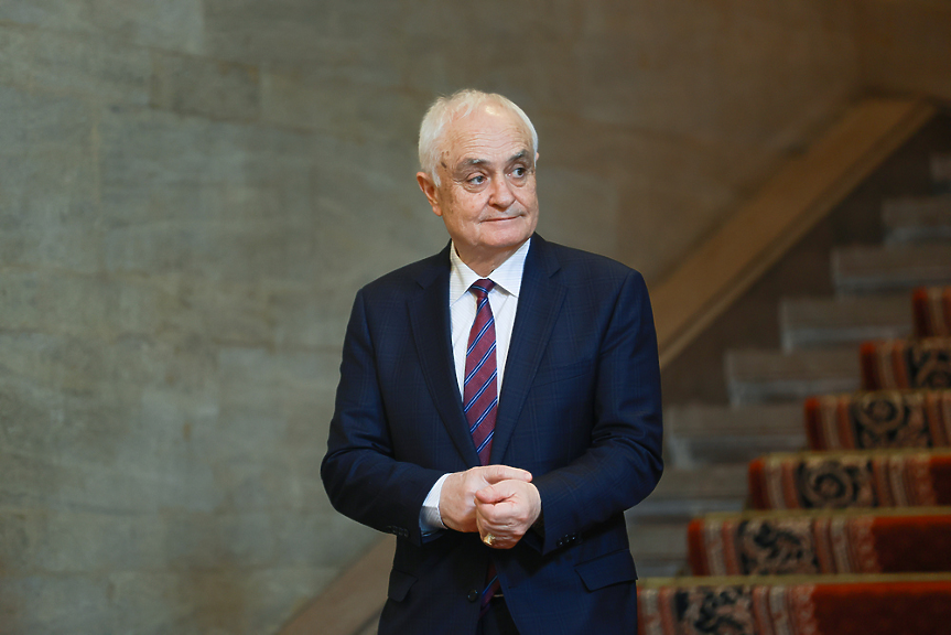 Министърът на отбраната: Подготвяме задължителна военна подготовка за определени професии