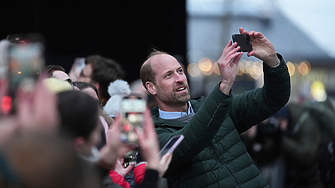 Облечен в униформа, принц Уилям управлява танк в Естония, близо до руската граница
