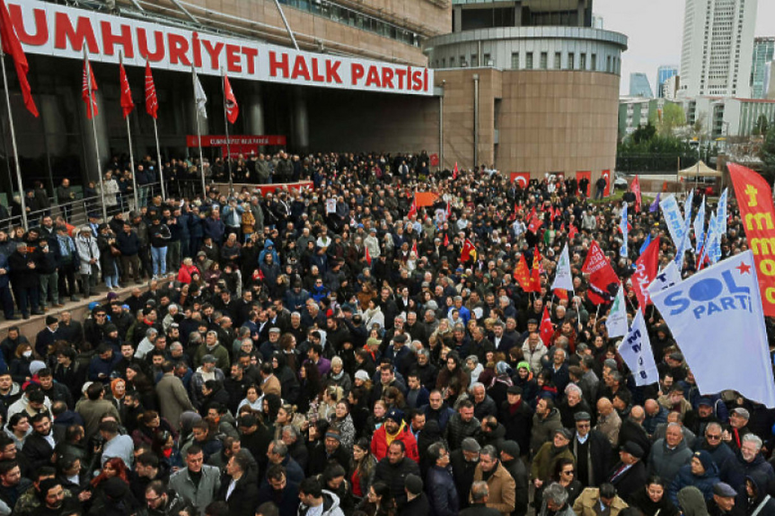 Протестите в Турция - сблъсъци с полицията, сълзотворен газ, водни оръдия