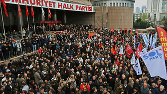 Протестите в Турция - сблъсъци с полицията, сълзотворен газ, водни оръдия