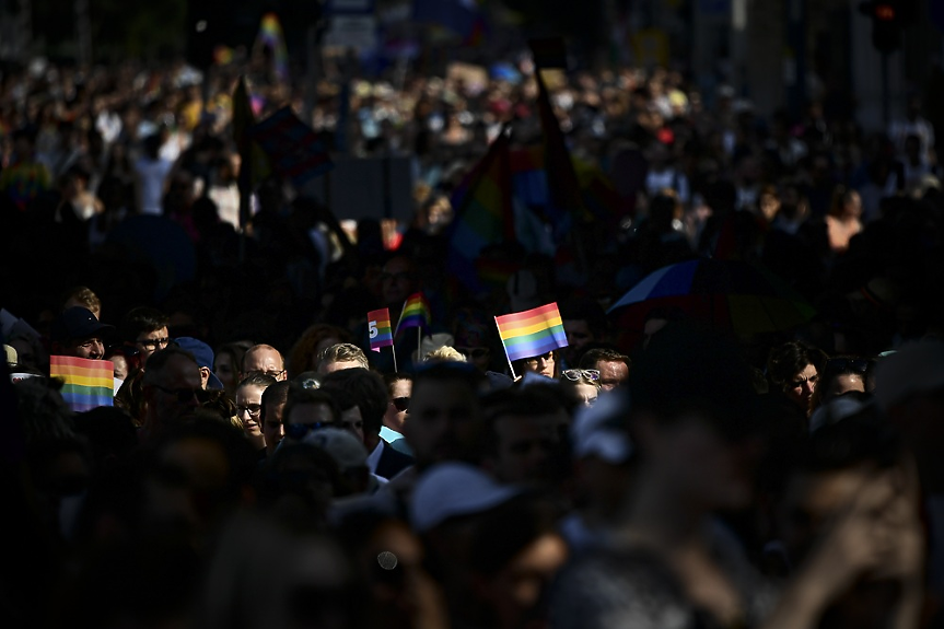 Хиляди на протест в Унгария след приемането на закон, забраняващ гей парада