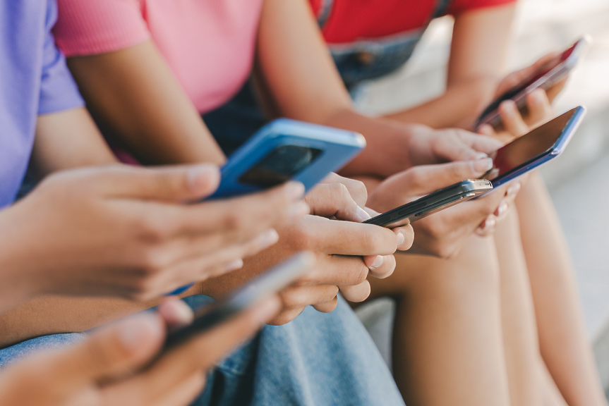 80% от децата създават първия си профил в социалните медии преди да навършат 12 години