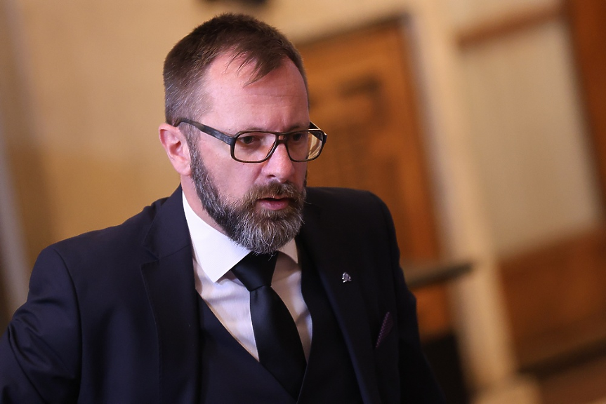 Година бездействие с кърпене на дупки: ПП-ДБ поиска оставката на шефа на АПИ