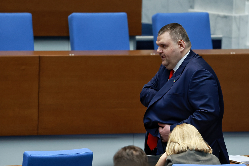 Как Пеевски пак овладя регулаторите? С изчакване