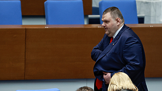 Как Пеевски пак овладя регулаторите? С изчакване