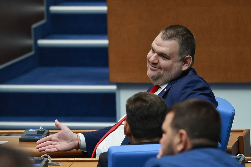 ДЕНЯТ В НЯКОЛКО РЕДА: Доган зове Пеевски да бъде отхвърлен, Киселова му слага чадър