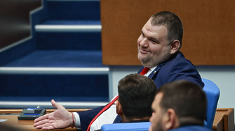 ДЕНЯТ В НЯКОЛКО РЕДА: Доган зове Пеевски да бъде отхвърлен, Киселова му слага чадър