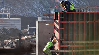 Антилидер: в България се работи за 10.6 евро на час, в еврозоната - за €35.7 