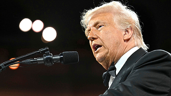 ДЕНЯТ В НЯКОЛКО РЕДА: Те му целуват задника. Той зарязва Източна Европа