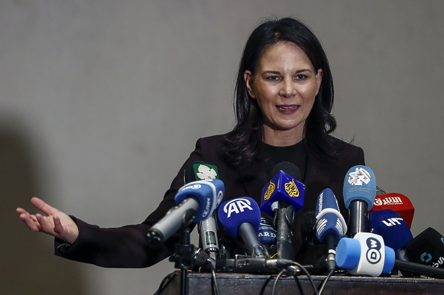 Бербок от Киев: САЩ не бива да бъдат увличани от тактиката на бавене на Путин