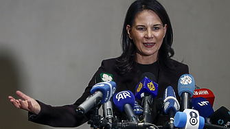 Бербок от Киев: САЩ не бива да бъдат увличани от тактиката на бавене на Путин